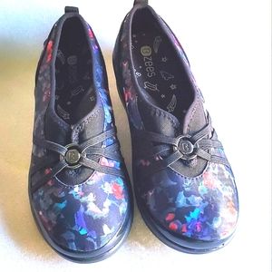 Bzees  B Zees Rosie Black Floral Comfort Slip-On Shoes Sz 8